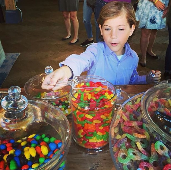 <p>Jacob tetaplah anak-anak yang doyan makanan manis. Hi-hi-hi. (Foto: Instagram/jacobtremblay)</p>