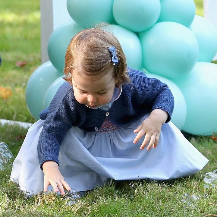 <p>Sepertinya gelembung sabunnya mau dibawa pulang Putri Charlote, he-he. (Foto: Getty Images)</p>