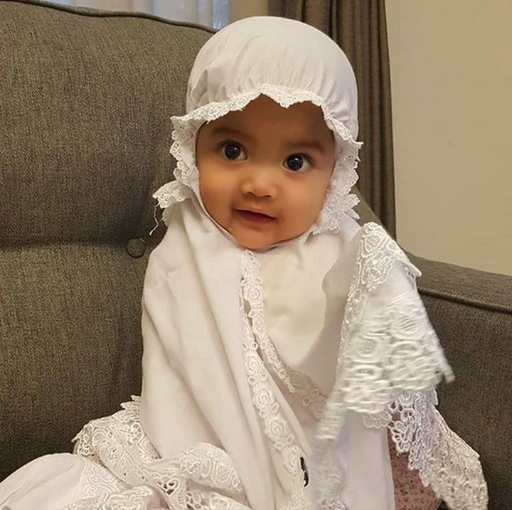<p>Gimana penampilan Qisya dibalut mukena putih ini, Bun? (Foto: Instagram/ @tina_talisa)</p>