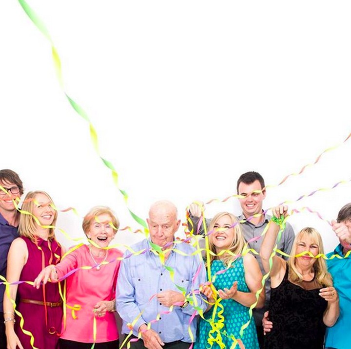 <p>Foto bareng keluarga besar pakai confetti dengan ekspresi natural kayak gini keren juga lho. (Foto: Instagram/ @enhancestudios)</p>