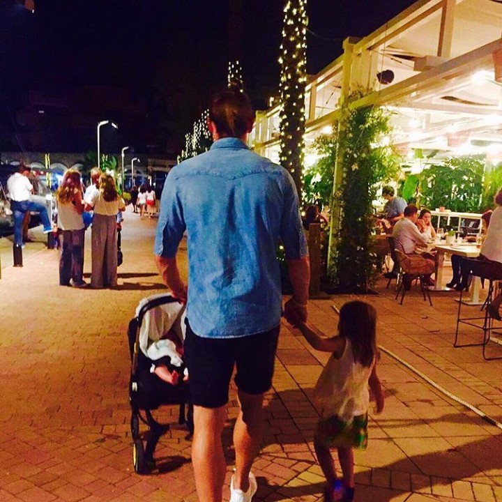 <p>Jalan-jalan di malam hari sama anak-anak adalah salah satu quality time yang dilakukan Bale. (Foto: Instagram @garethbale11)</p>