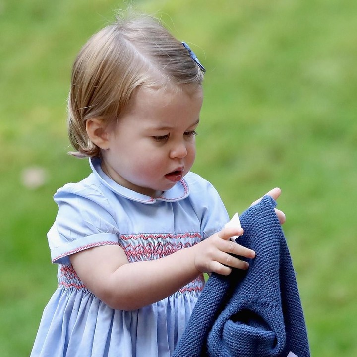 <p>Bagi seorang anak, apapun bisa jadi mainan, nggak terkecuali cardigan. (Foto: Getty Images)</p>