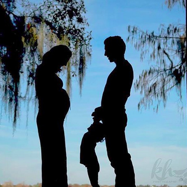 <p>Walau si adik masih di dalam perut, foto keluarga juga bisa dibuat kok. Tuh keren kan? (Foto: Instagram/ @katehanonphotography)</p>