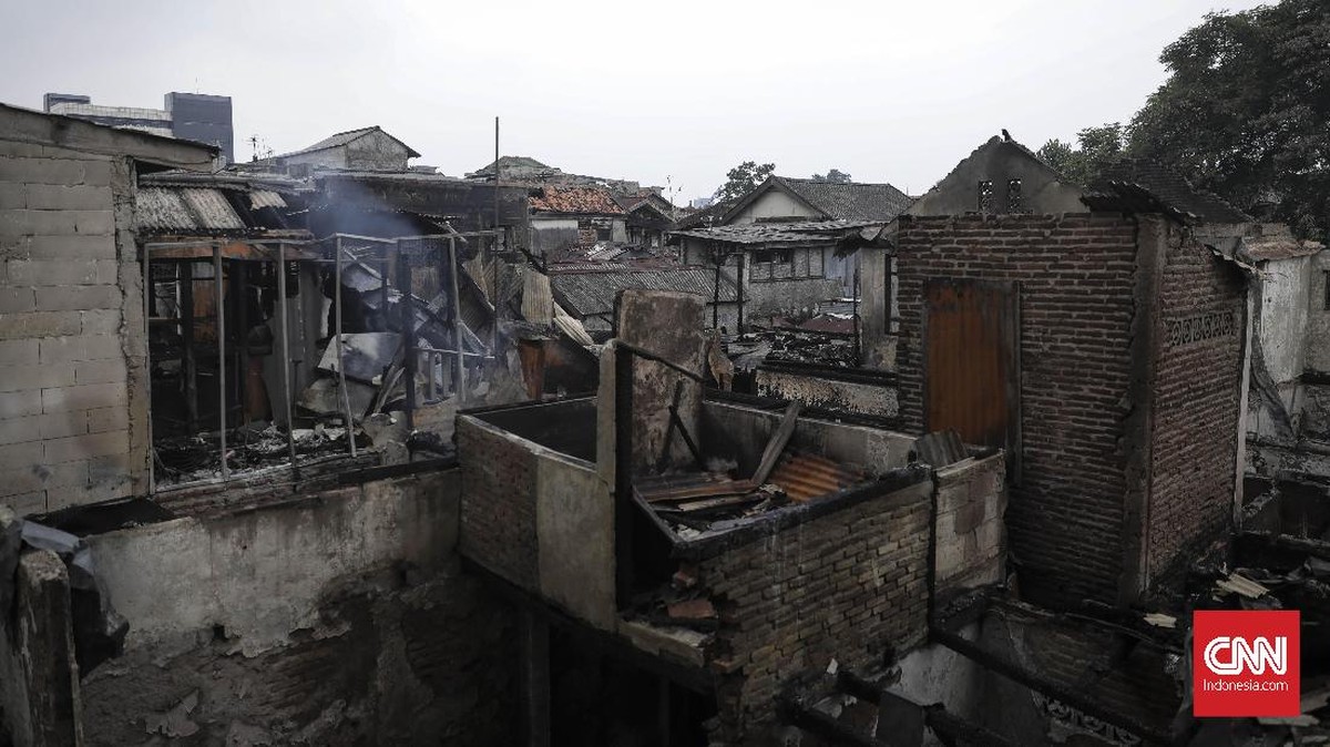 FOTO: Kebakaran Hanguskan 40 Rumah di Bidara Cina
