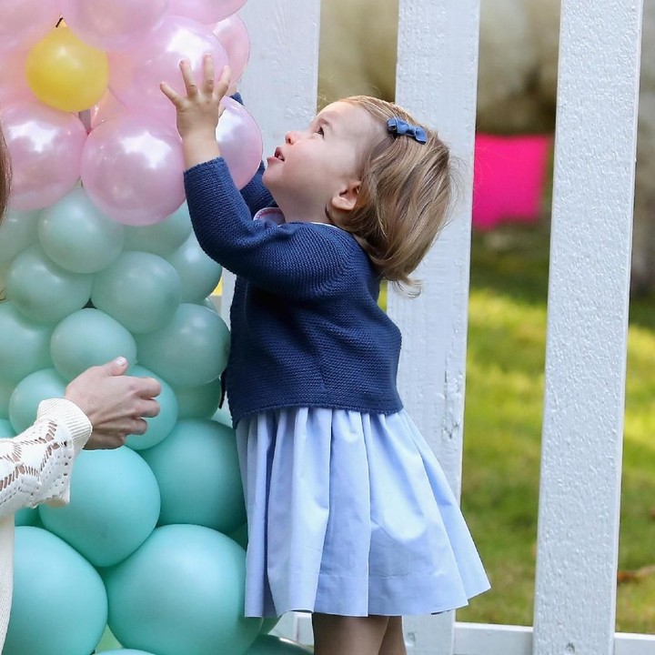 <p>Putri Charlotte ingin ambil balon warna pink. (Foto: Getty Images)</p>