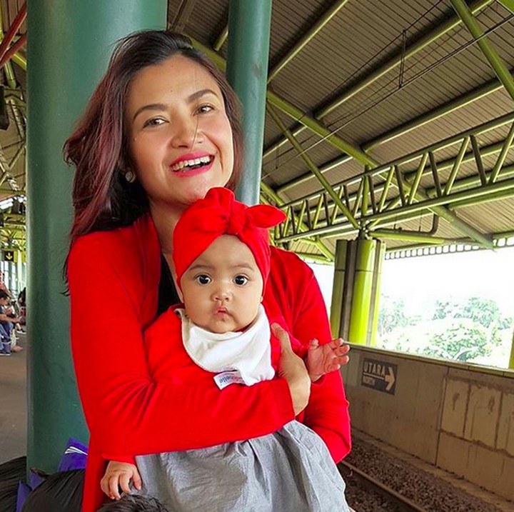 <p>Kompak sama bunda pakai baju warna merah. Ceria banget ya penampilan mereka. (Foto: Instagram/ @tina_talisa)</p>