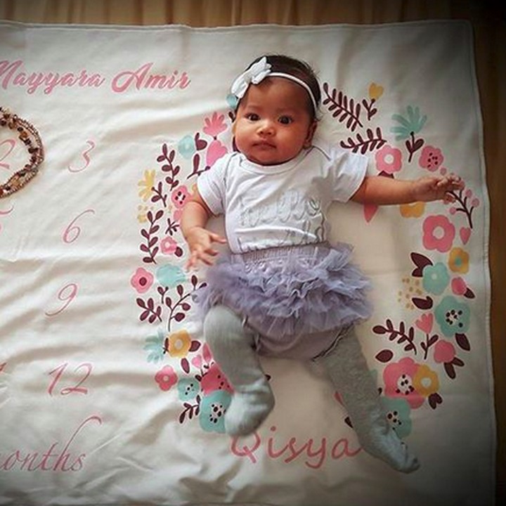 <p>Throwback saat Qisya berumur 2 bulan. Nggemesin banget ya Qisya. (Foto: Instagram/ @tina_talisa)</p>