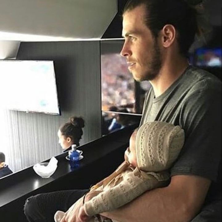 <p>Tuh lihat Ayah Bale menggendong si kecil. (Foto: Instagram @emmarhysjones_fanpage)</p>