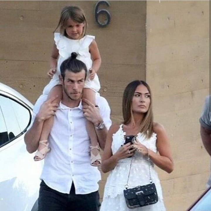 <p>Jalan-jalan sambil memanggul anak? No problemo! (Foto: Instagram @emmarhysjones_fanpage)</p>