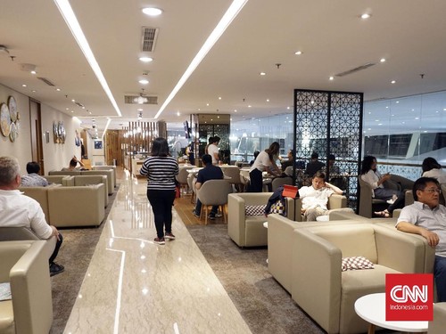 Sejumlah penumpang menunggu di International Lounge sembari menikmati hidangan yang telah disediakan maskapai, Sabtu (26/5).