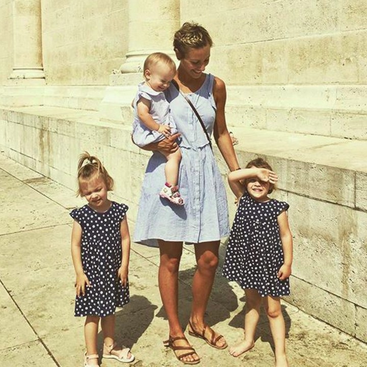 <p>Kostumnya senada nih. Penampilan bunda dan ketiga putrinya ini makin cantik. (Foto: Instagram/ @active_mum_life)</p>