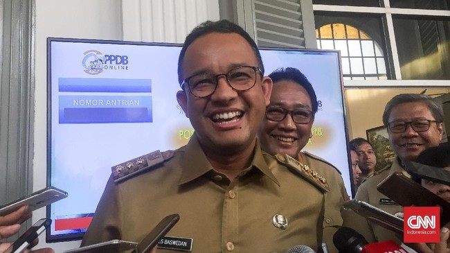 Ketua Fraksi PDIP DPRD DKI, Gembong Warsono mempertanyakan posisi Anies terhadap proyek reklamasi setelah Gubernur DKI itu menerbitkan Pergub terkait reklamasi.