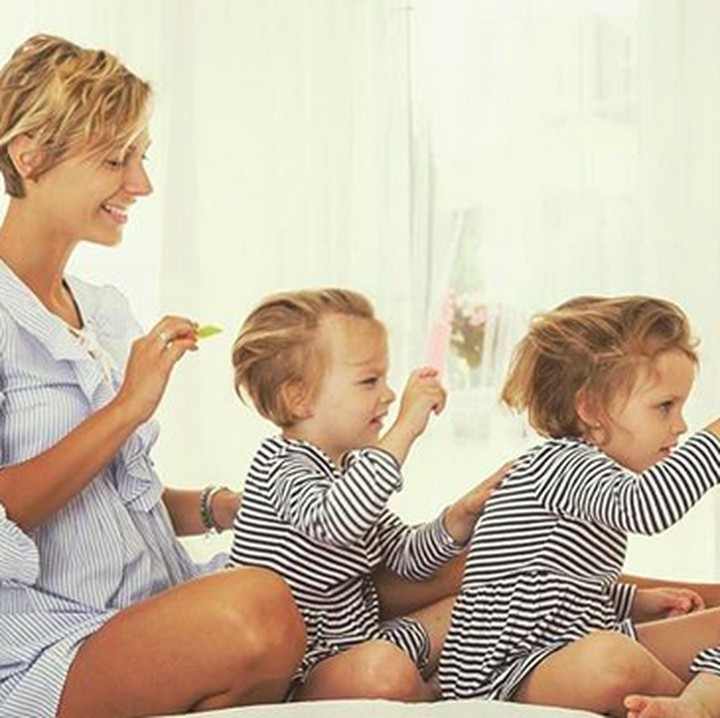 <p>Wah, kompak banget sih saling menyisir rambut begini. Gemas deh melihatnya. (Foto: Instagram/ @active_mum_life)  </p>