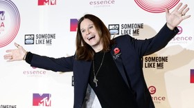 Lagi-Lagi Ozzy Osbourne Tunda Konser