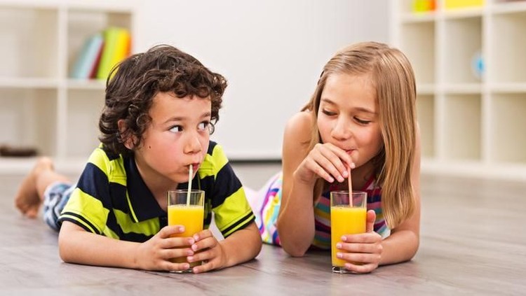Memberi anak jus buah sah-sah aja kok. Tapi baiknya perhatikan dulu beberapa hal berikut ini ya, Bun.