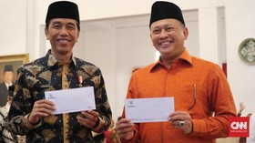 Jokowi-JK dan Bamsoet Bayar Zakat Rp50 Juta di Istana