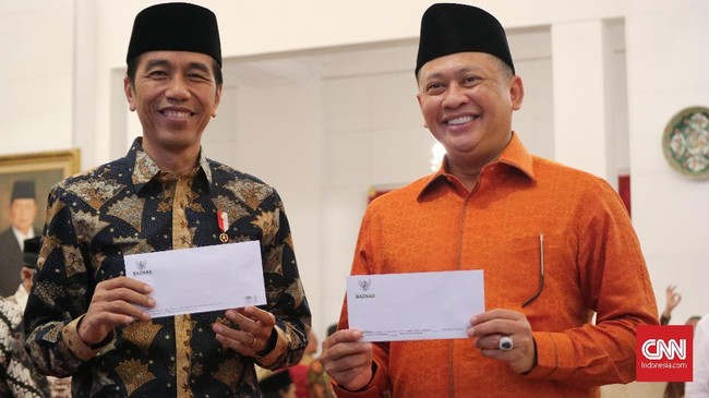 Jokowi, Jusuf Kalla dan sejumlah pejabat tinggi negara membayar zakat melalui Baznas yang membuka layanan zakat di Istana Negara.
