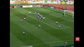 VIDEO: Tendangan Bebas Ronaldinho Mengecoh Seaman