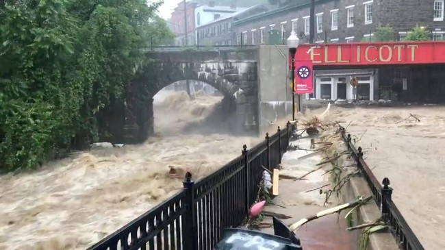 Gubernur Larry Logan memberlakukan status darurat pasca banjir bandang menerjang Maryland, AS, Minggu (27/5).