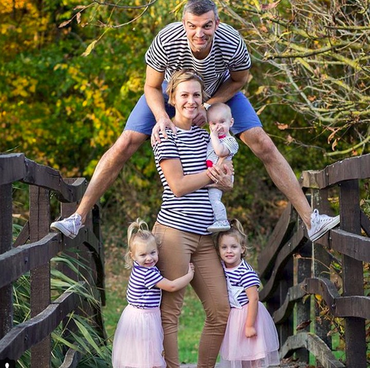 <p>Ayah ikutan foto, makin kompak deh keluarga yang satu ini. (Foto: Instagram/ @active_mum_life)  </p>