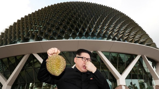 Warga Singapura dan turis asing terkejut melihat sesosok pria mirip pemimpin Korut Kim Jong-un di Taman Merlion, dekat Hotel Marina Bay Sands, Minggu (27/5).