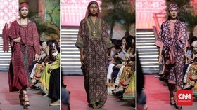 Sentuhan Batik Sembagi di Busana Muslim Ghea Panggabean