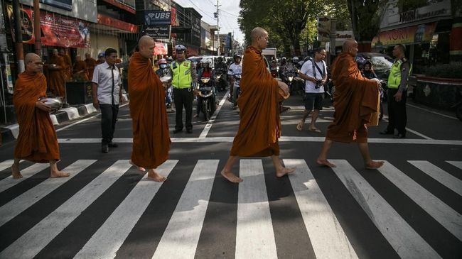 Jarak perjalanan yang ditempuh 32 biksu untuk ritual Thudong diperkirakan sejauh 2.600 Km. Para biksu berasal dari Indonesia, Malaysia, Singapura, dan Thailand.