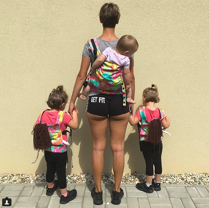 <p>Bunda menggendong si bungsu, si kakak kembar menggendong bonekanya. Tuh, kurang kompak apa lagi coba? He-he-he. (Foto: Instagram/ @active_mum_life)  </p>
