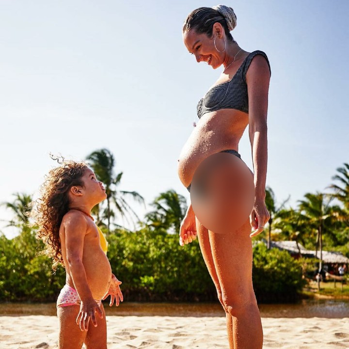 <p>Wah ada yang penasaran dengan perut Candice yang membesar. (Foto: Instagram/angelcandices via doutzen)</p>