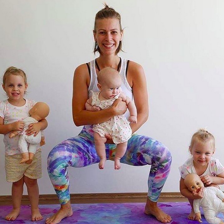 <p>Wah, semuanya menggendong bayi nih. Bedanya bunda menggendong bayi yang sesungguhnya kalau si kembar menggendong boneka. Lucu ya? (Foto: Instagram/ @active_mum_life)  </p>