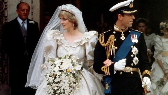 An official family photo taken on 29 July 1981, the wedding day of Prince Charles (C-R) and Lady Diana (C-L), the Princess of Wales.  
Back Row, from L - R:  Mark Phillips, Prince Andrew, Viscount Linley, the Duke of Edinburgh, Prince Edward, the Princely Couple, Ruth, Lady Fermoy (the bride's grandmother), Lady Jane Fellowes (the bride's sister), Viscount Althorp (Diana's brother) and Robert Fellowes. Center row, from L - R: Princess Anne, Princess Margaret, the Queen Mother, Queen Elizabeth II, India Hicks, Lady Sarah Armstrong-Jones, Mrs. Shand Kydd (Diana's mother) Count Spencer, Lady Sarah McCorquedale (Diana's sister), Neil McCorquedale. Front row: ushers and bridesmaids. AFP PHOTO POOL / AFP PHOTO / POOL / -