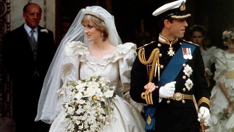 An official family photo taken on 29 July 1981, the wedding day of Prince Charles (C-R) and Lady Diana (C-L), the Princess of Wales.  

Back Row, from L - R:  Mark Phillips, Prince Andrew, Viscount Linley, the Duke of Edinburgh, Prince Edward, the Princely Couple, Ruth, Lady Fermoy (the bride's grandmother), Lady Jane Fellowes (the bride's sister), Viscount Althorp (Diana's brother) and Robert Fellowes. Center row, from L - R: Princess Anne, Princess Margaret, the Queen Mother, Queen Elizabeth II, India Hicks, Lady Sarah Armstrong-Jones, Mrs. Shand Kydd (Diana's mother) Count Spencer, Lady Sarah McCorquedale (Diana's sister), Neil McCorquedale. Front row: ushers and bridesmaids. AFP PHOTO POOL / AFP PHOTO / POOL / -