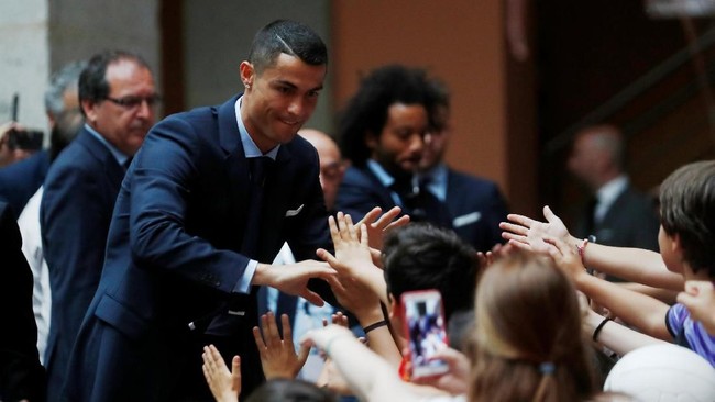 Cristiano Ronaldo kembali mencatatkan nama sebagai atlet dengan tarif termahal untuk urusan iklan di media sosial.