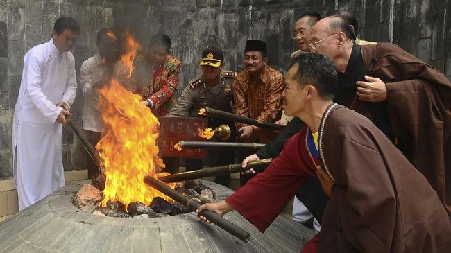 Gubernur Jawa Tengah Ganjar Pranowo berhasil menyalakan kembali Api Abadi Mrapen yang padam sejak September 2020.
