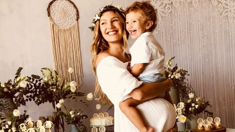 Model Victoria's Secret, Candice Swanepoel punya dua anak yang usianya di bawah tiga tahun. Apa kata Candice tentang kesehariannya mengasuh dua batita?