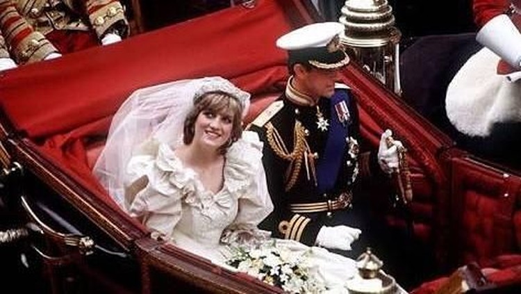 pernikahan putri diana An official family photo taken on 29 July 1981, the wedding day of Prince Charles (C-R) and Lady Diana (C-L), the Princess of Wales.

Back Row, from L - R: Mark Phillips, Prince Andrew, Viscount Linley, the Duke of Edinburgh, Prince Edward, the Princely Couple, Ruth, Lady Fermoy (the bride's grandmother), Lady Jane Fellowes (the bride's sister), Viscount Althorp (Diana's brother) and Robert Fellowes. Center row, from L - R: Princess Anne, Princess Margaret, the Queen Mother, Queen Elizabeth II, India Hicks, Lady Sarah Armstrong-Jones, Mrs. Shand Kydd (Diana's mother) Count Spencer, Lady Sarah McCorquedale (Diana's sister), Neil McCorquedale. Front row: ushers and bridesmaids. AFP PHOTO POOL / AFP PHOTO / POOL / -