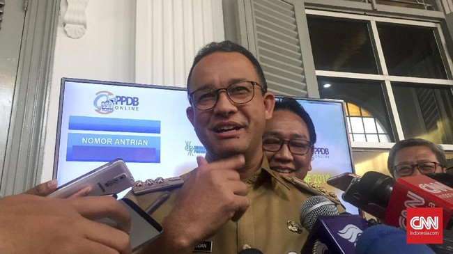 Gubernur DKI Jakarta Anies Baswedan saat meninjau Posko Pengaduan PPDB Online di SMK Negeri 1 Jakarta, Senin (28/5).
