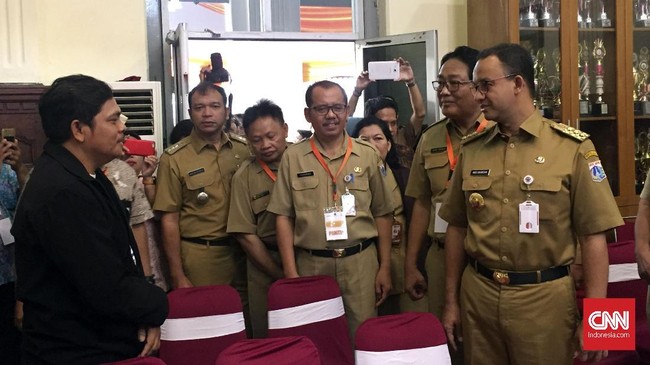 Pemprov DKI membuka posko pengaduan penerimaan peserta didik baru online. Gubernur Anies Baswedan ingin semua anak tak terkendala saat mendaftar.