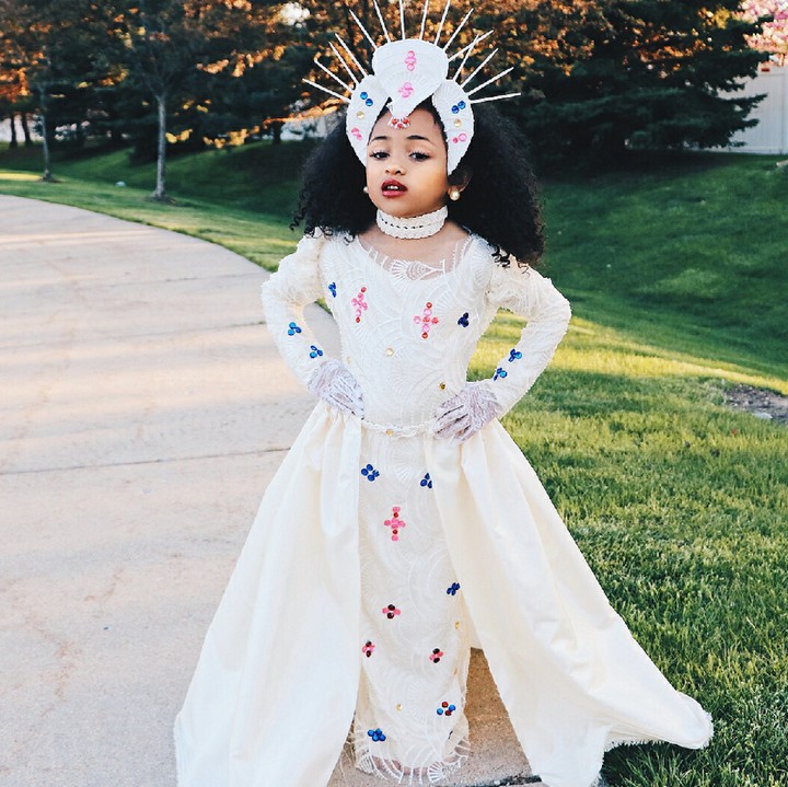<p>Aili juga sempat 'mengimitasi' gaya rapper, Cardi B, ketika met gala lho. Jadinya menggemaskan begini deh. (Foto: Instagram/aili_in_town)</p>