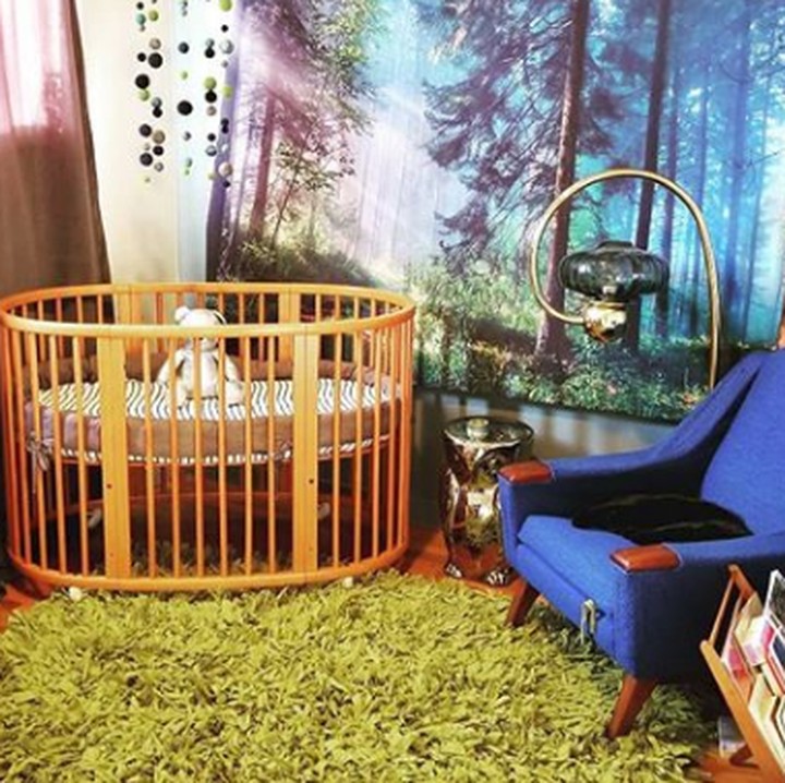 Persis banget hutan nih, dengan karpet menyerupai rumput asli dan ada hiasan dinding berupa foto hutan. (Foto: Instagram @kaichalut)