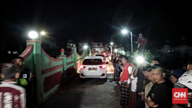 Satu terduga teroris di Probolinggo, WD, yang menyerahkan diri ke polisi diduga mahir merakit barang elektronik dan sehari-hari membuka konter ponsel.