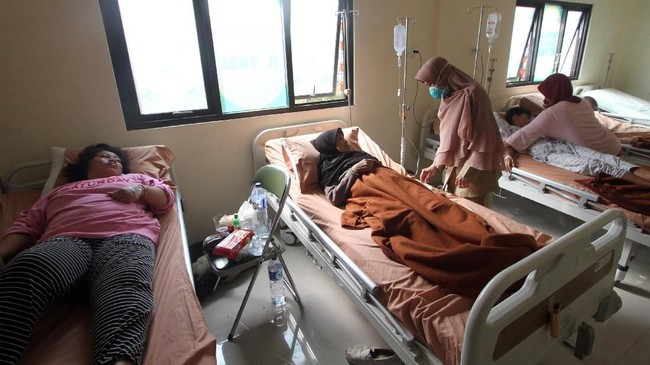 Puluhan jurnalis yang diduga keracunan mengalami diare dan muntah-muntah pada Senin (12/12) dini hari. Beberapa orang harus dilarikan ke rumah sakit.