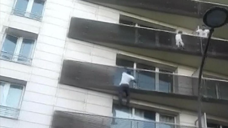 Pria ini dengan berani menolong seorang anak yang tergantung di balkon, Bun.