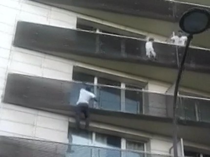 Aksi Heroik Pria 'Spiderman' Selamatkan Seorang Anak