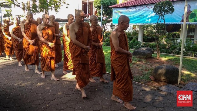 Biksu-biksu di Indonesia memiliki kiat dan trik sendiri untuk menjalani tradisi Buddha seperti Pindapata atau persembahan dari umat Buddha kepada para biksu.