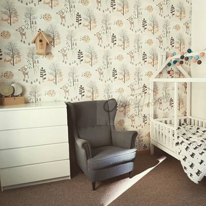 Pakai wallpaper hutan pinus dan dominasi kamar berwarna putih bikin kita semakin nyaman berada di kamar bayi. (Foto: @sweethomefromwood)