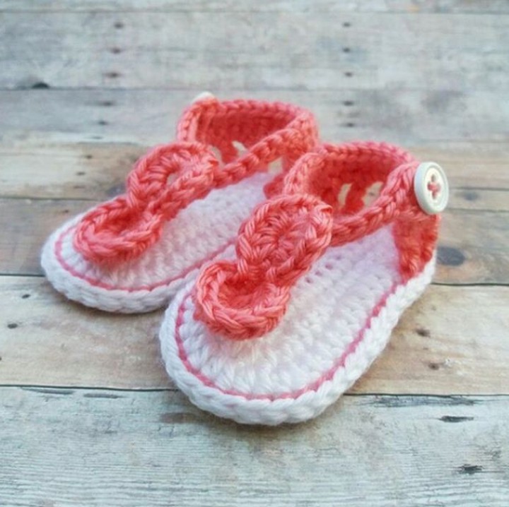 <p>Mau memberi sepatu rajutan? Yakin deh, kelak hadiah ini akan dipakai dan disimpan dengan baik. (Foto: Instagram/ @honeyfiddle)</p>
