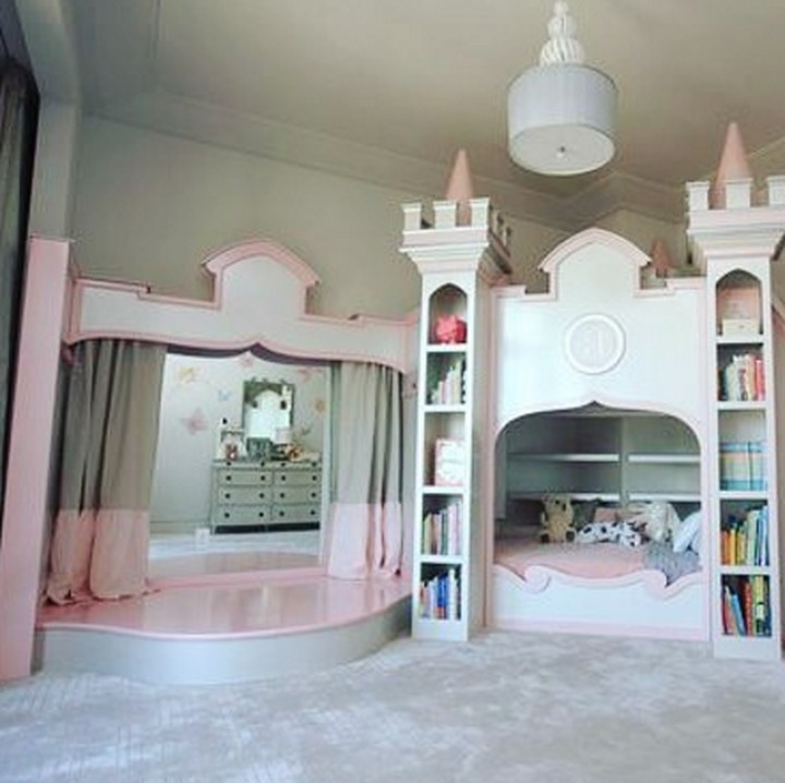 <p>Kastil yang besar ini memuat tempat tidur dan kamar ganti. Jadi di balik tirai tersebut, si kecil bisa bersolek dan berganti baju, Bun. (Foto: Instagram @littlekingdoms_uae)</p>