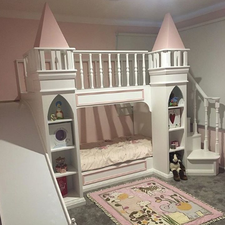 <p>Sama seperti ide di gambar pertama tadi, hanya saja yang ini lebih mini, Bun. Cocok untuk ukuran kamar yang nggak terlalu besar. (Foto: Instagram @grandchesterdesigns)</p>