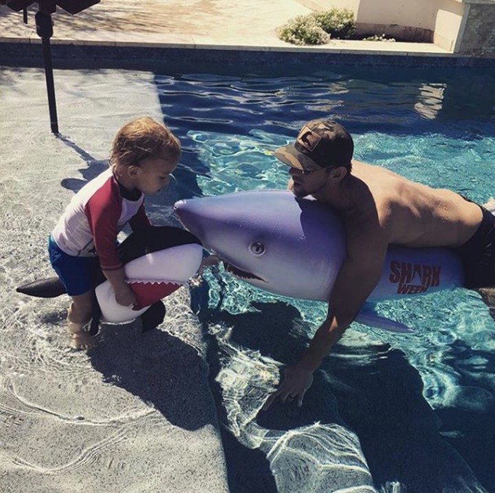 <p>Baby shark ketemu daddy shark nih, hi-hi-hi. (Foto: Instagram @boomerrphelps)</p>